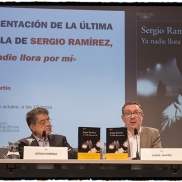 Con Sergio Ramírez en la presentación de Ya nadie llora por mí, foto de Daniel Mordzinski (2017)